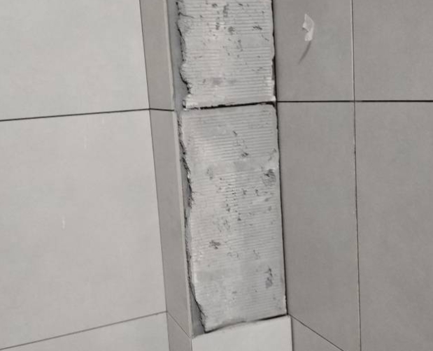 武汉市瓷砖空鼓维修公司分享下瓷砖施工前基层浇水润湿程度不足，可能导致以下问题